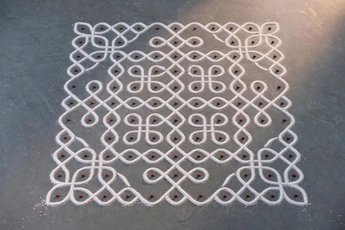 Pulli kolam continuous loop rangoli pattern