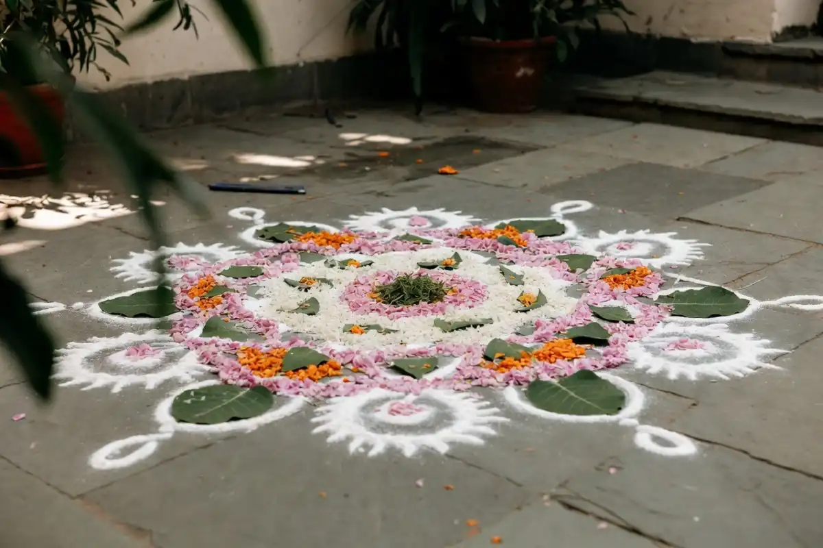 Eco-friendly rangoli simple design made with flowers and leaves