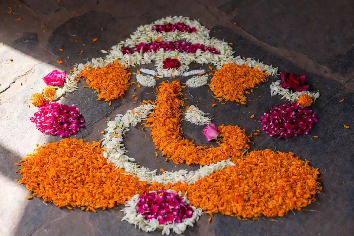 Ganesha rangoli design ideas using fresh marigold and jasmine flower petals
