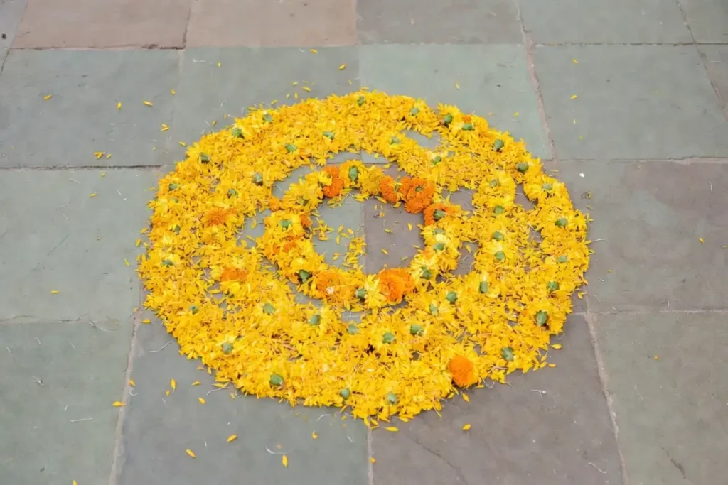 Easy Onam rangoli designs for beginners using one flower ring